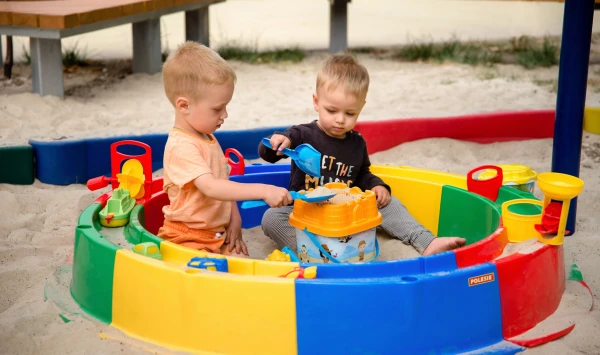 Descubre qué son los juguetes sensoriales, sus beneficios y cómo elegir los mejores en Chile según la edad y desarrollo de cada niño.