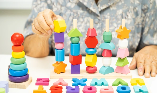 Actividades para desarrollar la motricidad fina en niños 1 Descubre actividades simples para desarrollar la motricidad fina en niños. Incluye juegos con slime y arena mágica para estimular su aprendizaje.