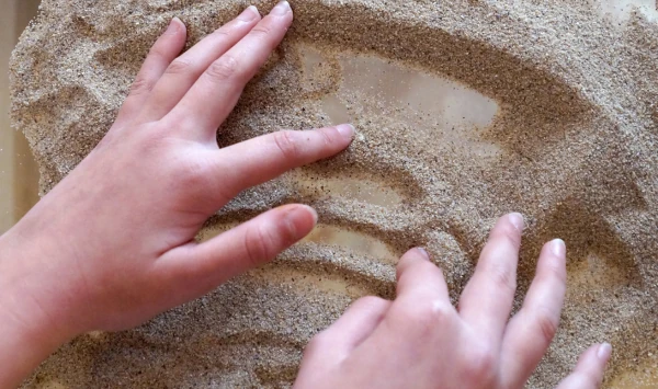 Actividades para desarrollar la motricidad fina en niños 2 Descubre actividades simples para desarrollar la motricidad fina en niños. Incluye juegos con slime y arena mágica para estimular su aprendizaje.