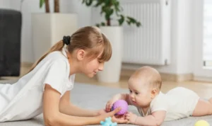 Blog 1 Bebé jugando con juguetes sensoriales de diferentes texturas en casa.