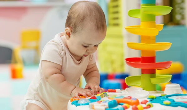 Beneficios de los juguetes sensoriales para la estimulación temprana en casa 2 Pelotas, cubos y mordedores sensoriales para bebés.